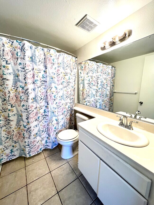 Building Photo - 11150 Glenoaks Blvd