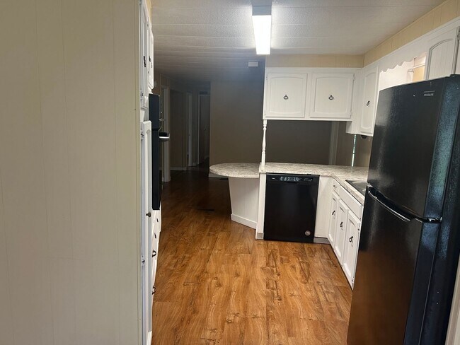 Building Photo - Quiet 2 bedroom home