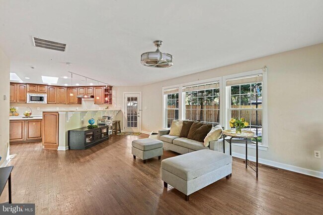 Building Photo - 2918 Glenvale Dr