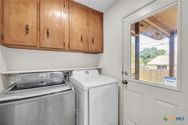 Building Photo - 613 Manning Dr
