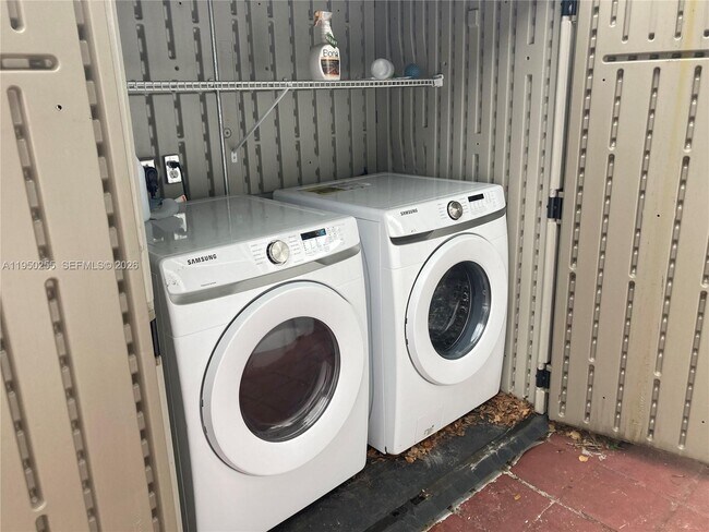 Building Photo - 5720 Sheridan St