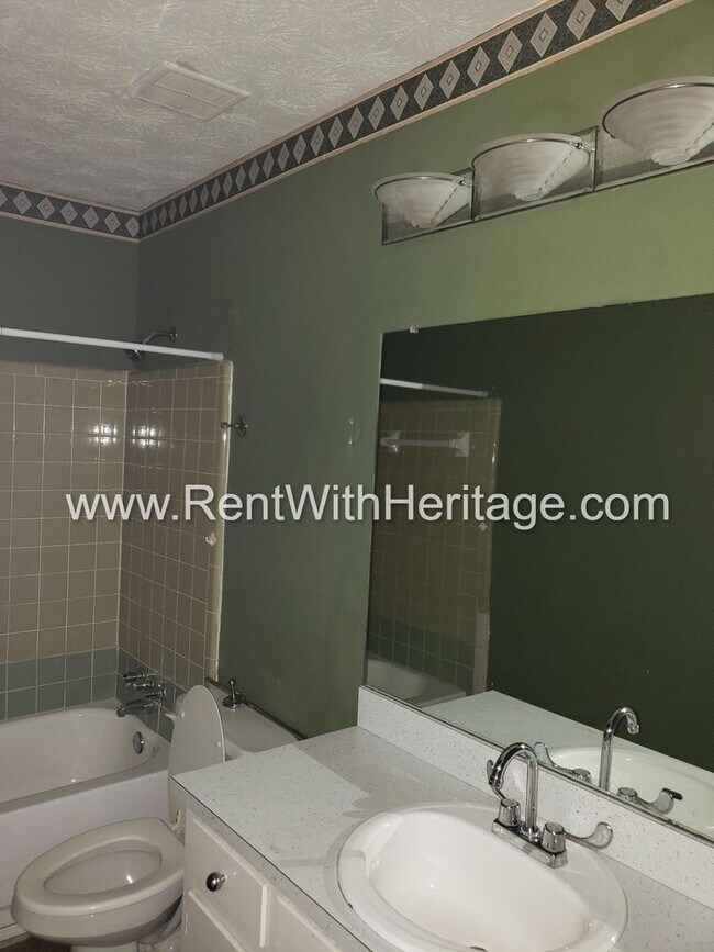 Building Photo - GREAT HOME / 3 BEDROOMS AND BONUS ROOM / GREAT LOCATION /  PRIVATE FENCED YARD