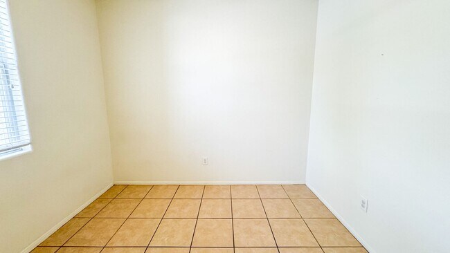 Building Photo - Spacious 3-Bed + Loft & Den | Granite Coun...
