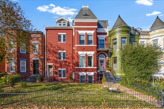 Building Photo - Available Now! Updated 2 Bedroom 2 1/2 Bathroom Condo! Parking Included!