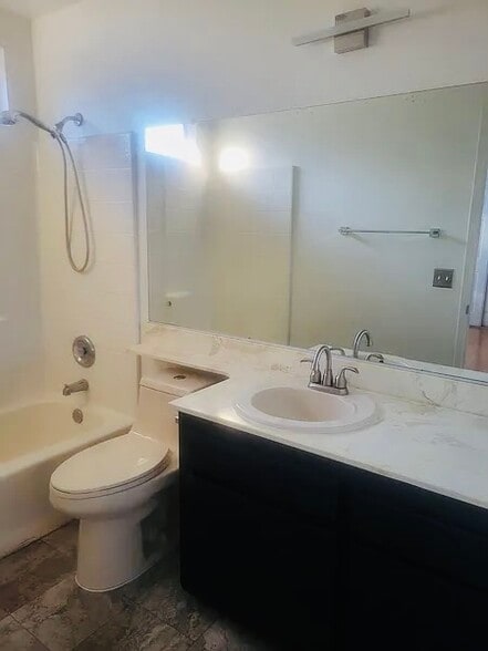 Bathroom 2 - 4115 Poplar St
