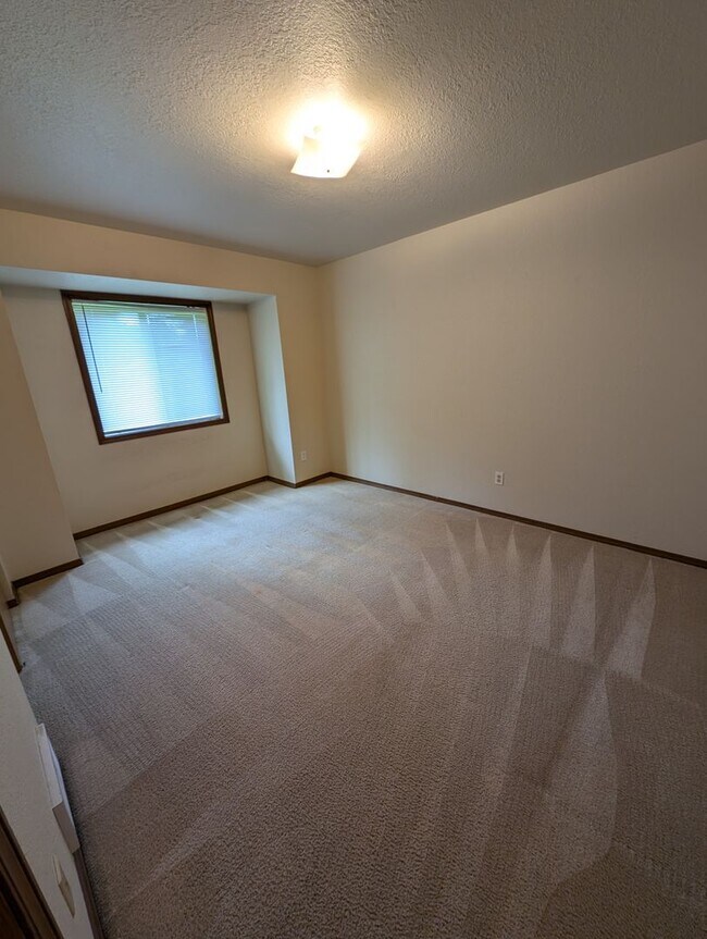 Building Photo - Two Bedroom Duplex in the Heart of Bremert...