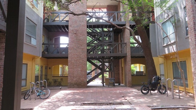 Primary Photo - Beautiful 2 bed 1 bath condo 3 blocks from...