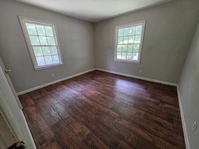 Building Photo - Nice Home with Fenced Yard