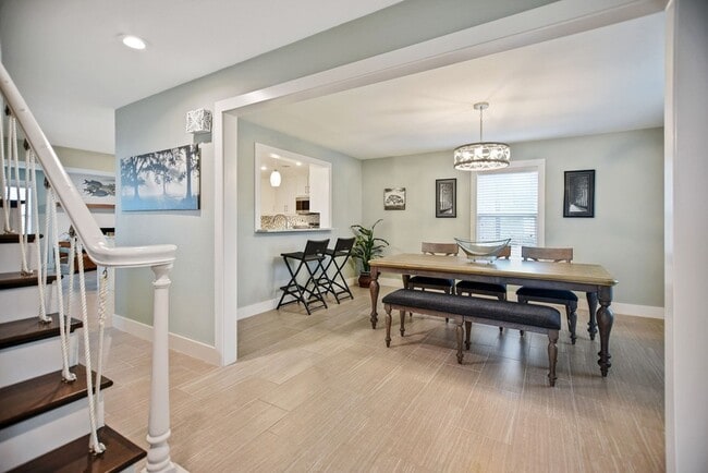 Building Photo - 8 Las Brisas Pl