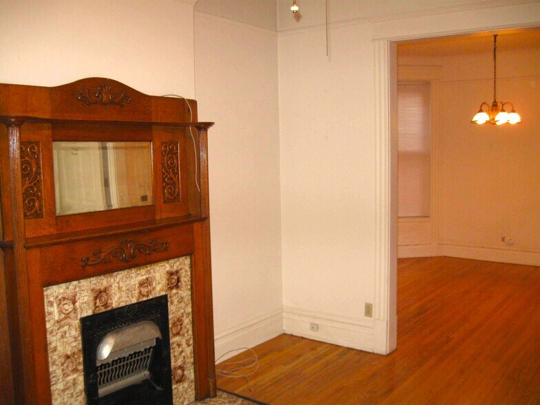 Building Photo - 833 W Newport Ave