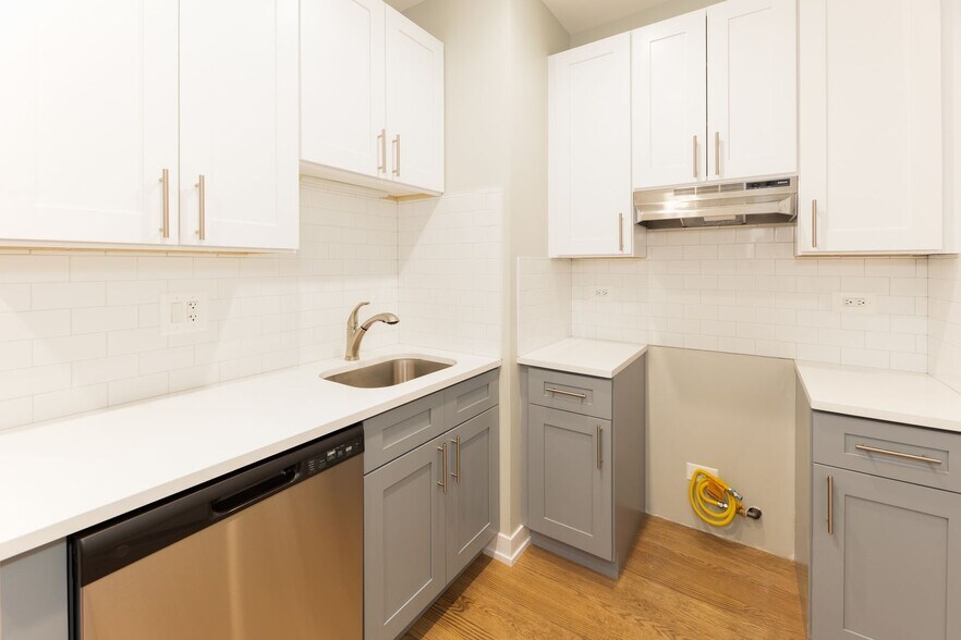 Building Photo - 429 W Surf St