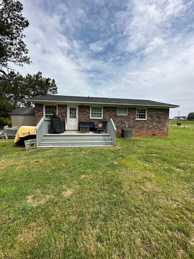 Building Photo - 3 bedroom/1 bathroom home in Central, SC