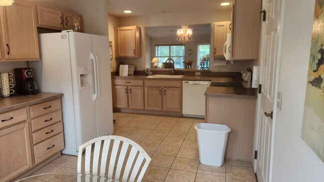 Building Photo - 916 Eastmont Ct