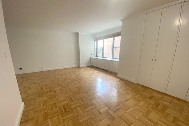 Building Photo - 15 W 72nd St