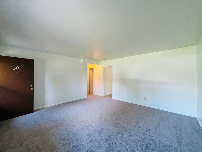 Building Photo - 2 Bedroom, 1 Bath Apartment