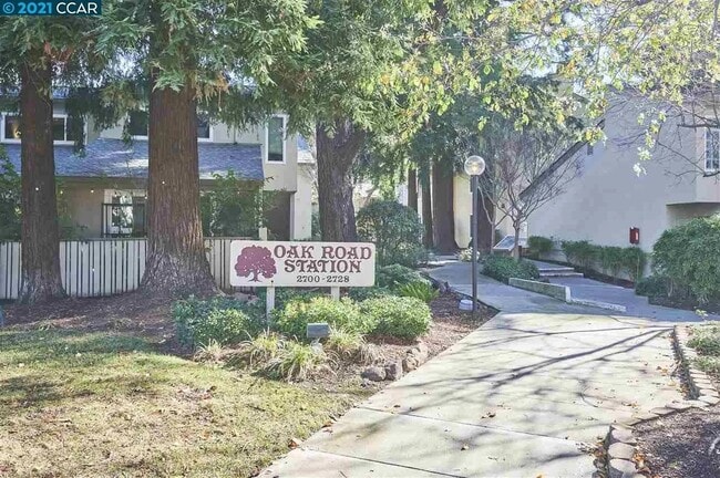 Building Photo - 2728 Oak Rd