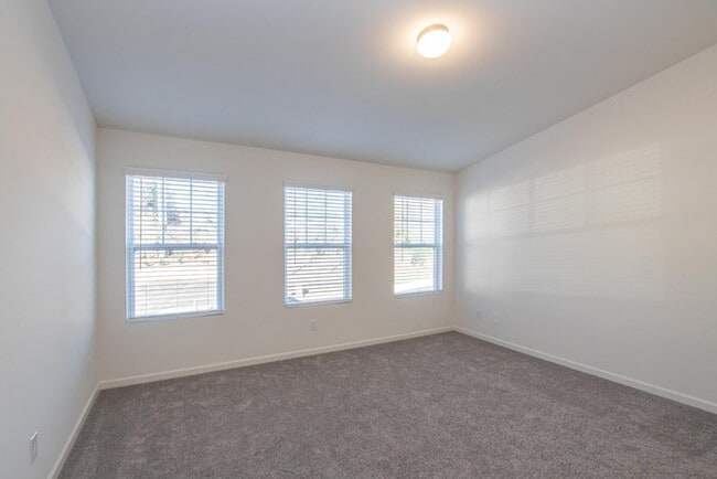 Building Photo - Two bedroom 2 1/2 bath townhome in great l...
