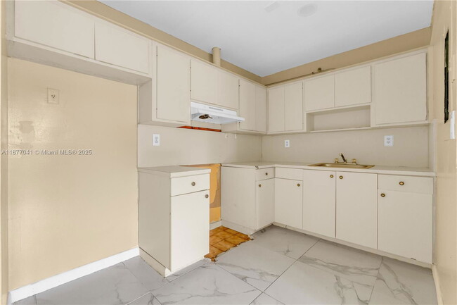 Building Photo - 5807 SW 27th St