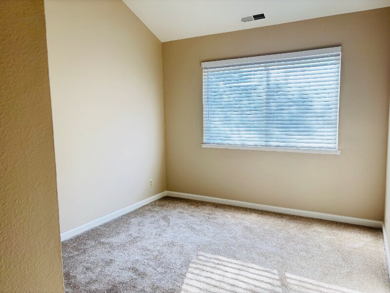 Building Photo - 242 N San Pedro Rd