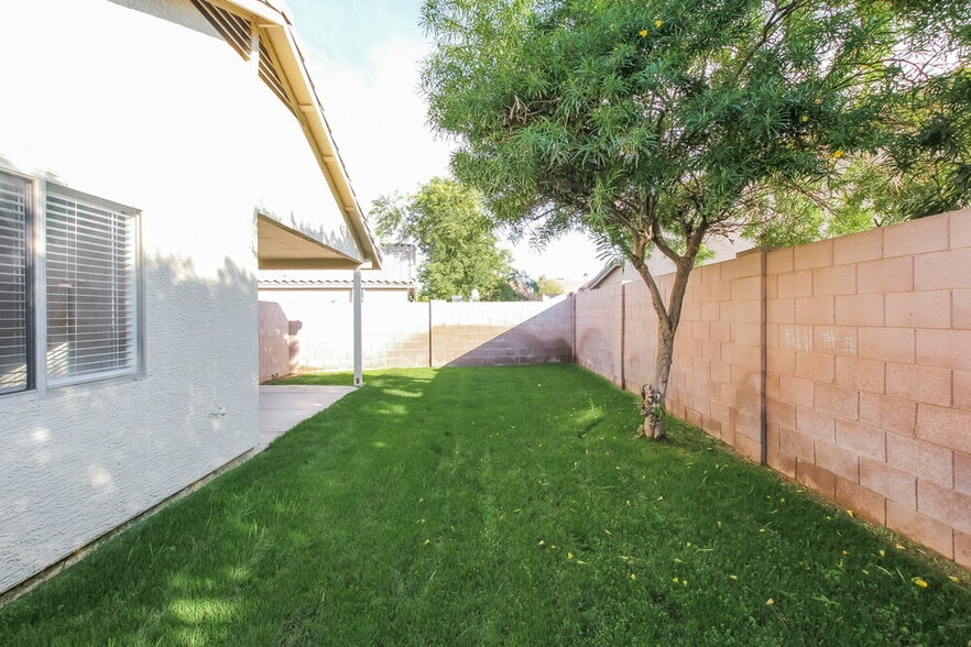 Building Photo - 10559 W Amelia Ave
