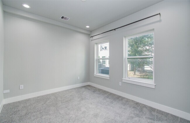 Building Photo - 2116 Naomi St