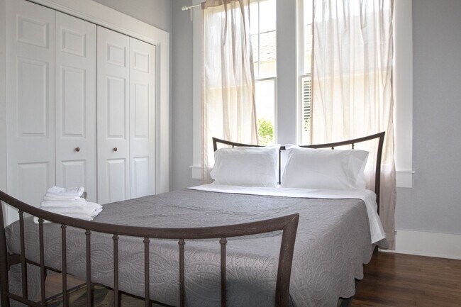 Building Photo - 1911 34th St