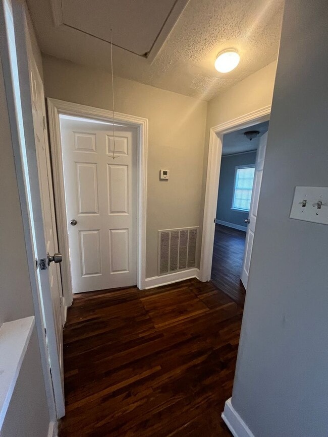 Building Photo - Newly Renovated House on a quiet Street