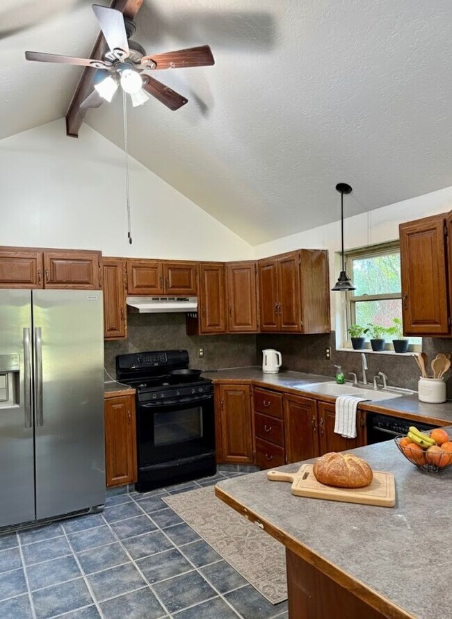 Building Photo - 4 Bed / 3 Bath Home for Rent in Riverdale,...