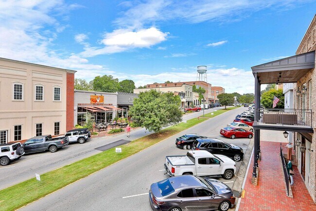 Building Photo - Spacious 5BR Home in Senoia — Golf Cart to Downtown