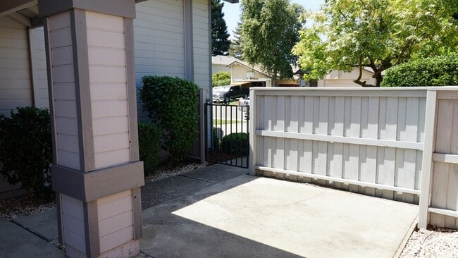 Building Photo - Charming 2 bedroom 2 bathroom home in the pocket area of Sacramento!