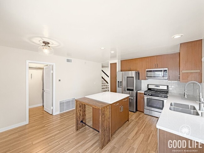 Building Photo - Modern 3BD/1.5BA Townhome in Tierrasanta with Kitchen Island, Private Yard, Pool & Tennis Court