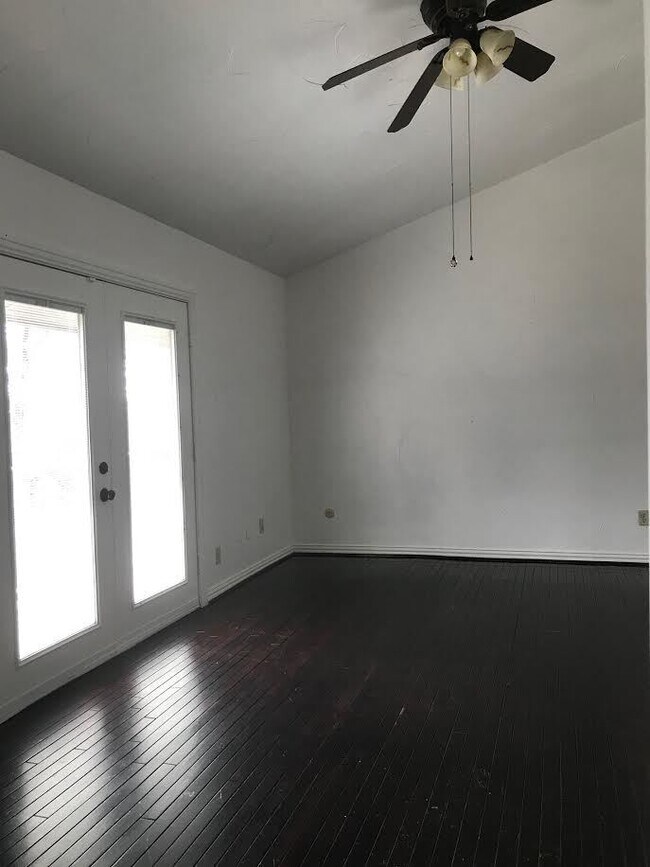 Building Photo - Attractive 3 bed / 2 bath family home