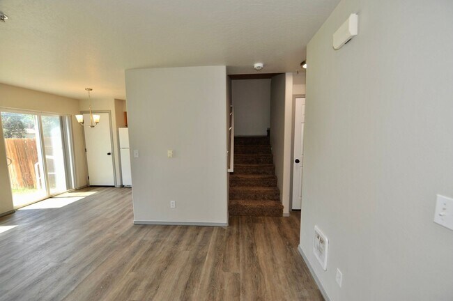 Building Photo - 3 bed 2 bath townhome
