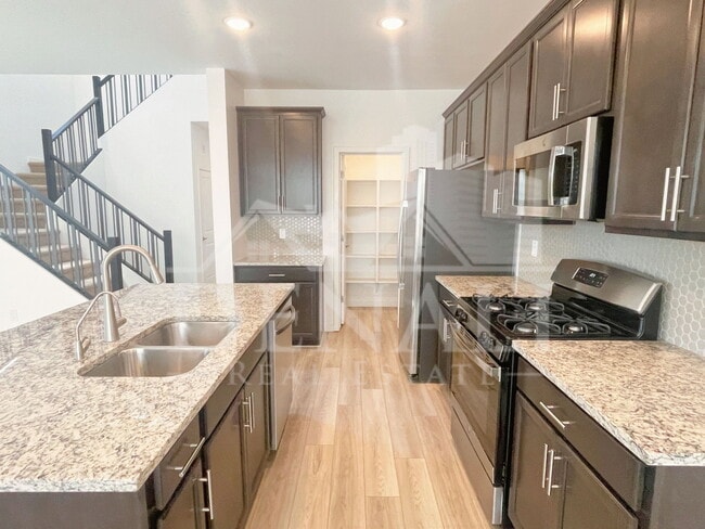 Building Photo - 1365 W Bluejay Dr