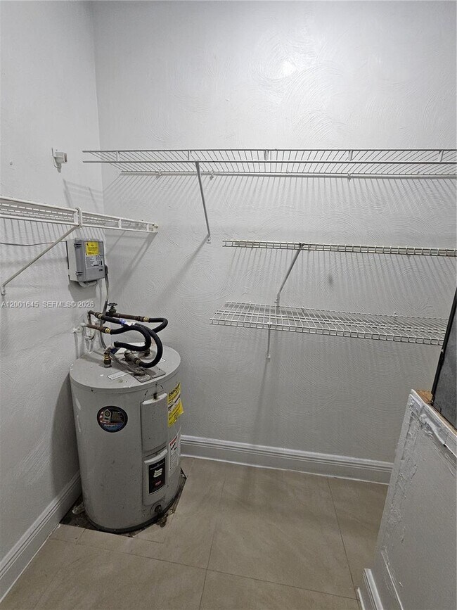 Building Photo - 700 NE 46th Ct