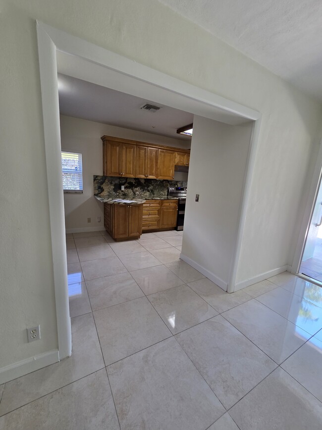 Building Photo - 1008 Macy St