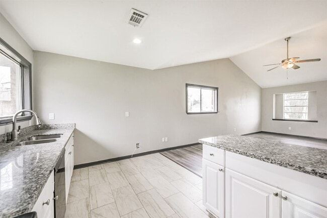 Building Photo - 2718 Summertime Dr