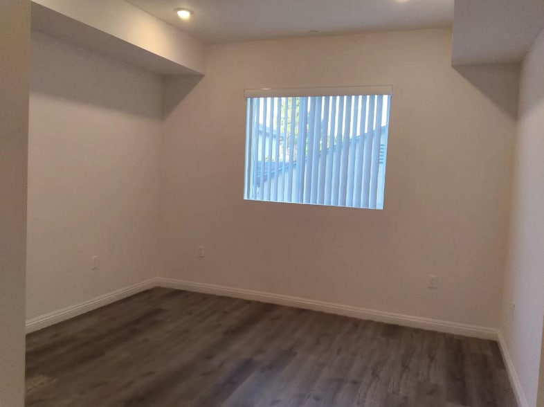 Building Photo - 14143 Burbank Blvd