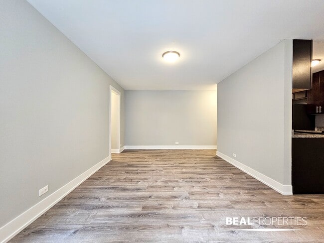 Building Photo - 532 W Surf St