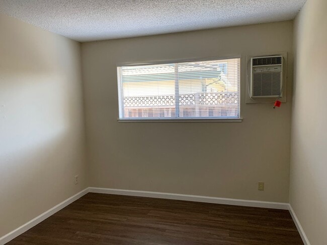 Building Photo - Excellent Value! Spacious Updated South Sa...