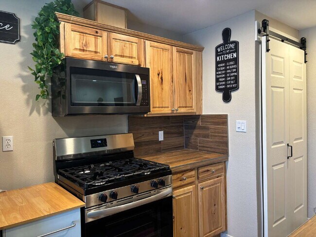 Building Photo - 2 Bedrooms Condo for Rent Available May 19...