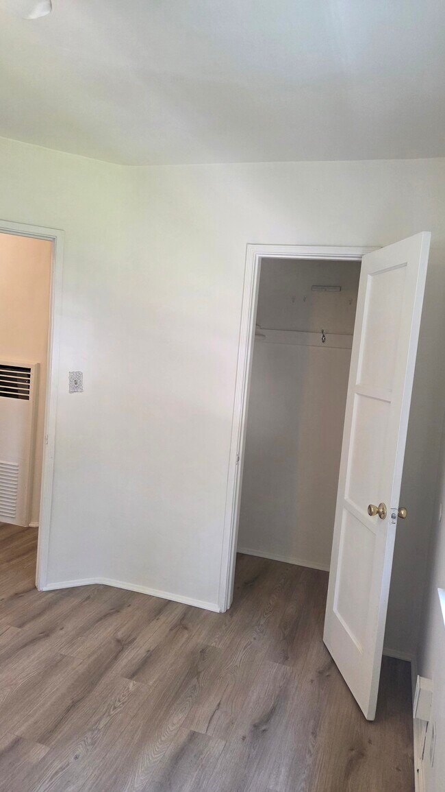 Building Photo - 4135 W Toluca Lake Ave