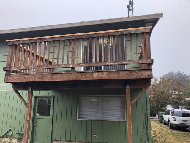 Building Photo - Large 3 Bed, 2 Bath Split Level Home in Newberg- Landscaping Included