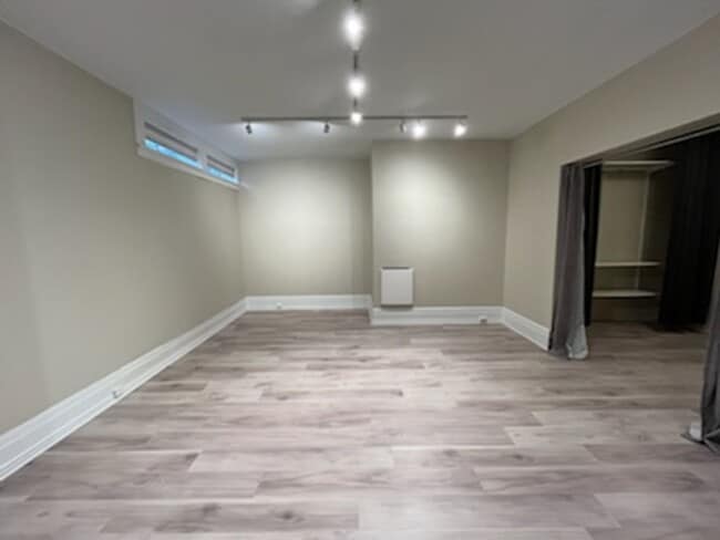 Building Photo - Spacious First Hill condo in the historic ...
