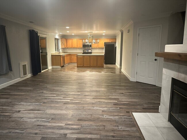 Building Photo - 2660 Glenview Dr