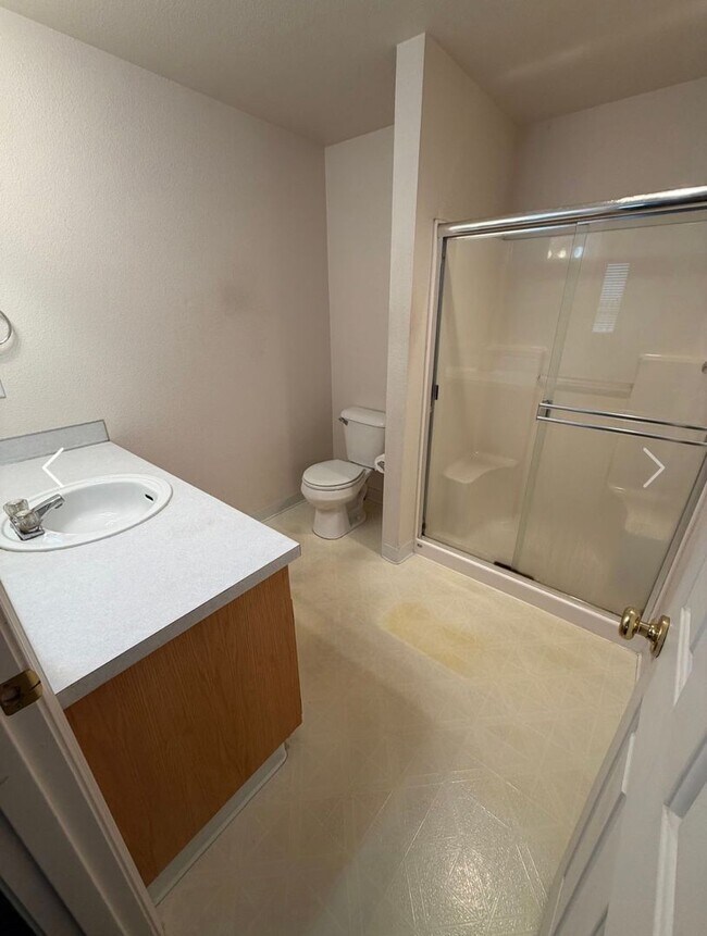 Building Photo - 3 bed|2 bath house with NEW PAINT & CARPET!