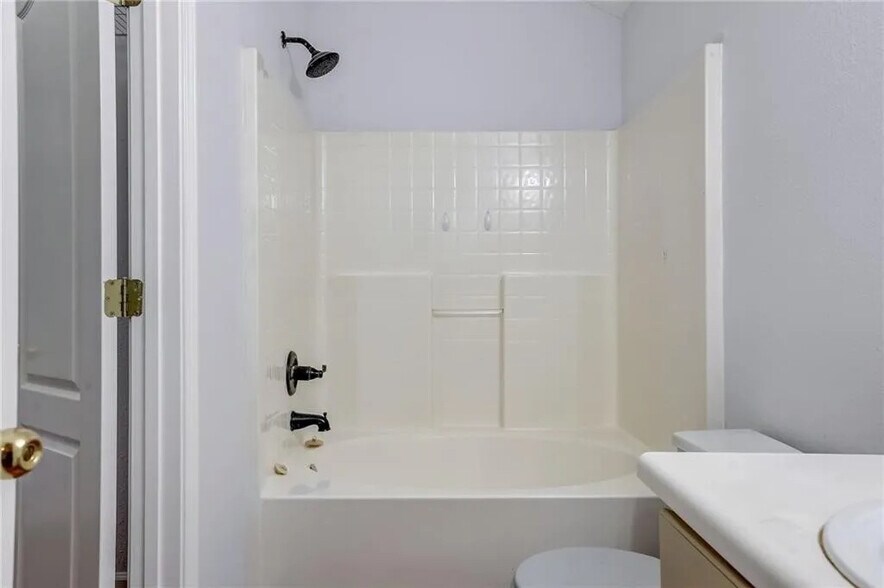 Building Photo - Room in House on Cypress Pointe Dr