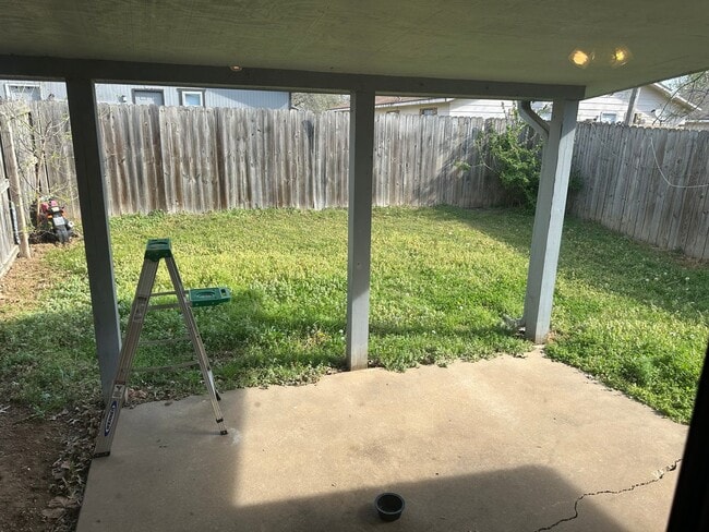 Building Photo - 2 Bedroom, 1 Bathroom, Right side of Duplex with fenced-in backyard and 1x Car Garage