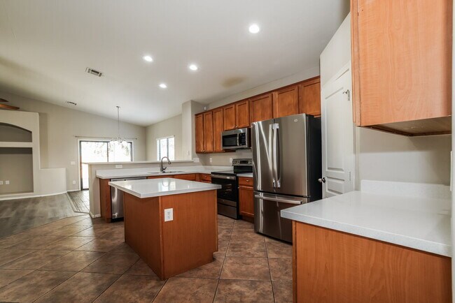 Building Photo - 2558 W Lynne Ln