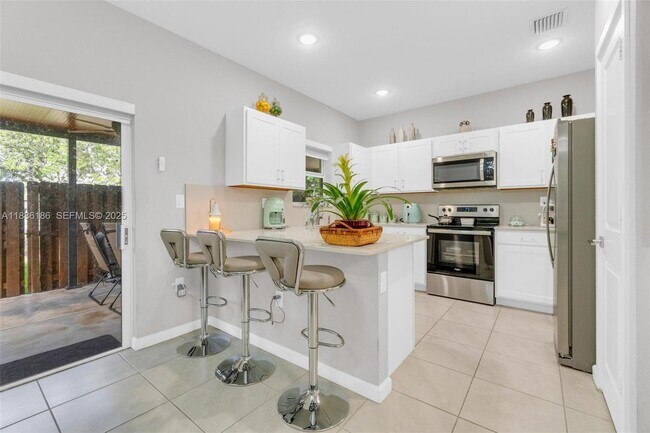 Building Photo - 424 NE 4th Ave